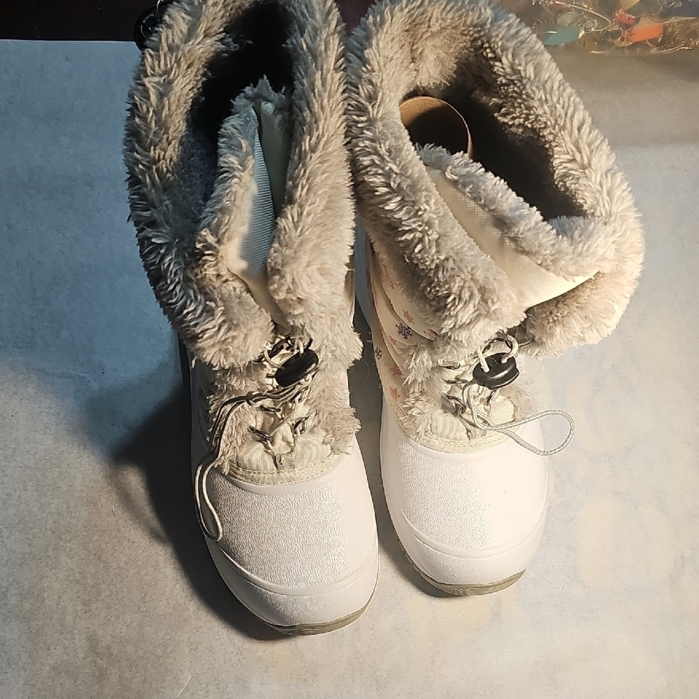 White and Gray Winter Rain Boots with Furry Lining and Water-Resistant Material